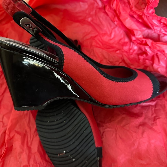 Anne Klein 8.5M Red and Black Wedge - Picture 11 of 11
